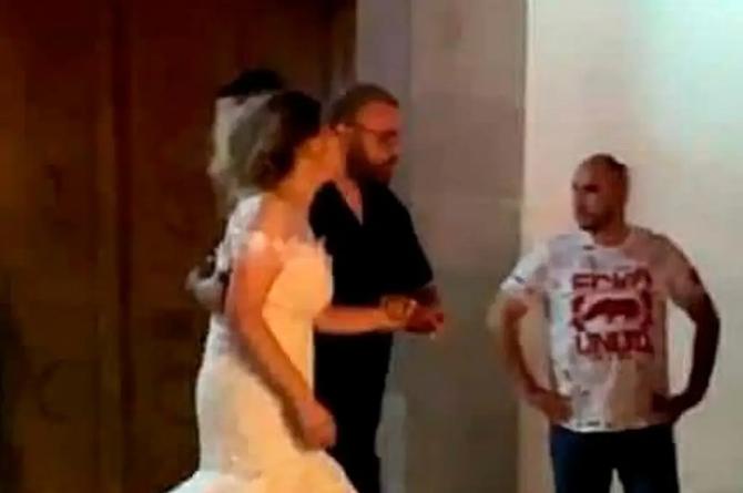 Novia con vestido manchado se hace viral; matan a su esposo al salir de la boda (+foto)