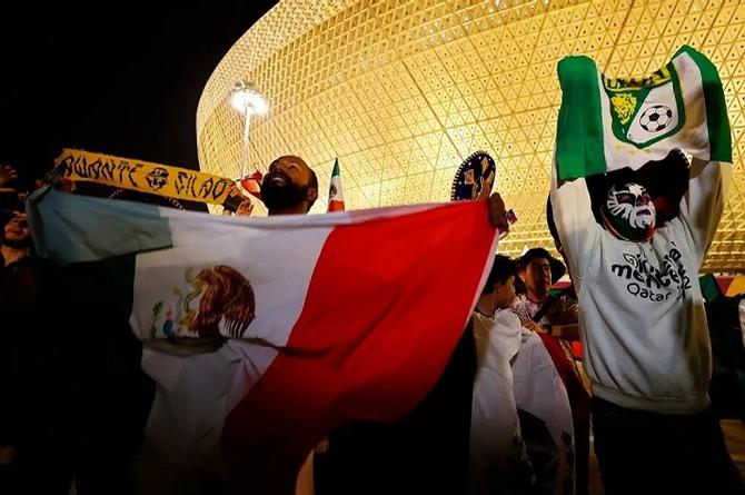 Mexicanos llevan toalla de Alfredo Adame a Qatar 'por si se arman los m@dr4z0s'