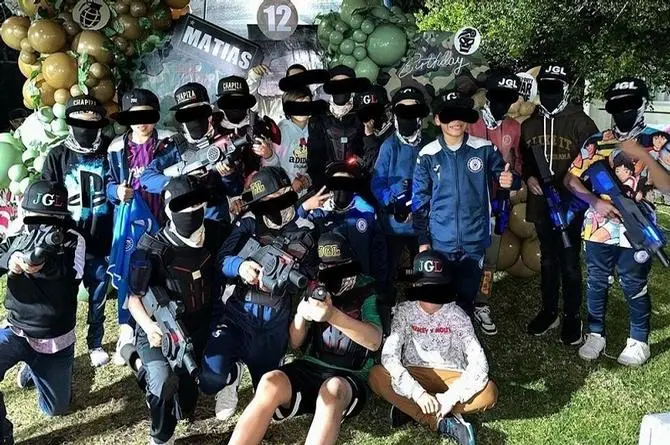 Futbolista causa polémica por fiesta para su hijo con temática del 'narco' (+fotos)