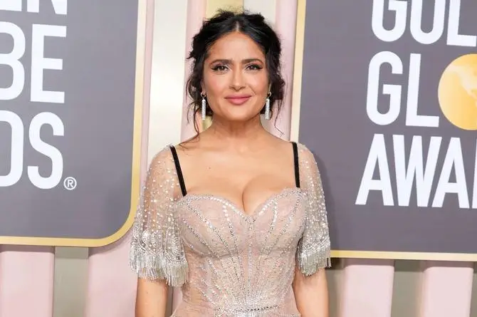 ¡Se le asoma el tamarindo! Salma Hayek impacta en alfombra roja (+video)