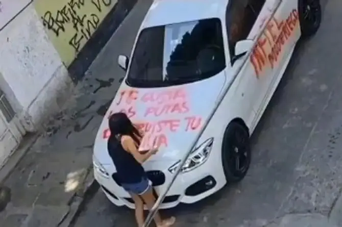 'Te gustan las p%$#s infiel mentiroso': Mujer pinta el coche de su pareja (+video)