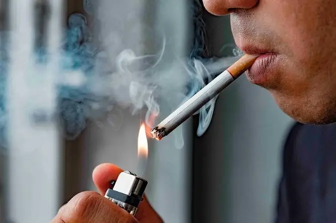 Prohíben en México mostrar cigarros en tiendas y fumar en espacios públicos 