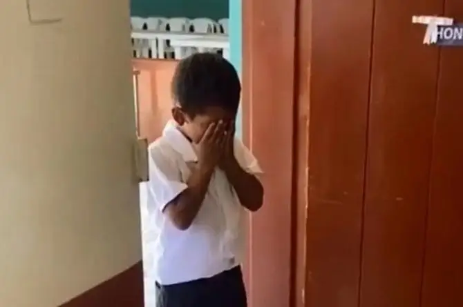 Compañeros le celebran cumpleaños a niño; su reacción conmueve a las redes (+video)