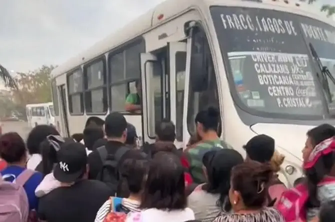 Se viraliza video de personas aglomeradas para tomar el camión para Medellín, Veracruz (+video)