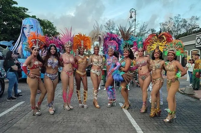 Derroche de alegría y bellezas en el papaqui del Carnaval de Veracruz (+fotos)