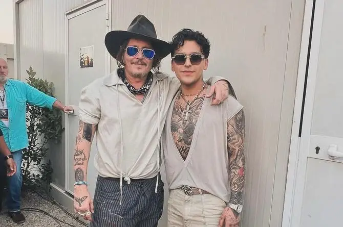 ¿Qué hacen Johnny Depp y Nodal juntos ? 