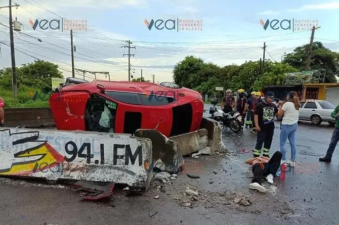 Fierabarda resiste al choque de auto a exceso de velocidad . 