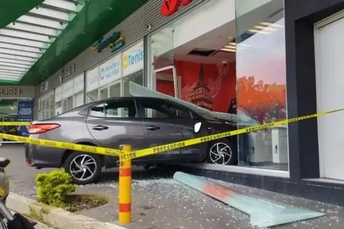 ¡Llevaba prisa! Se mete al banco con todo y coche, en Veracruz 