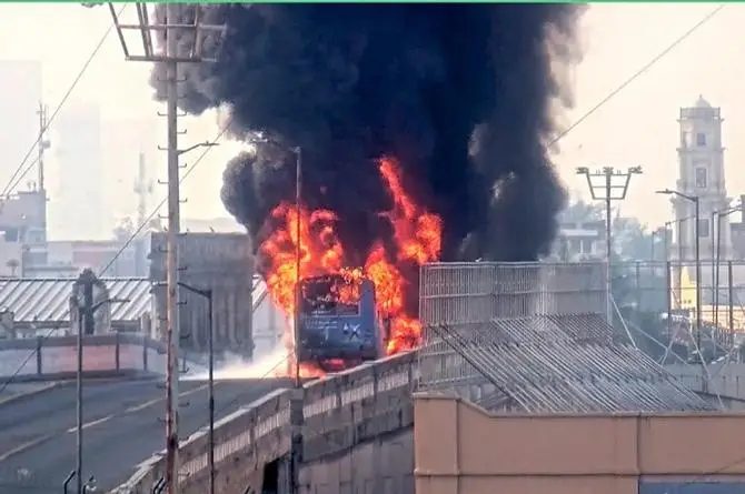 ¡Chatarra vieeeeeeja! Se incendia camión urbano en el Puente Morelos, en Veracruz (+fotos)