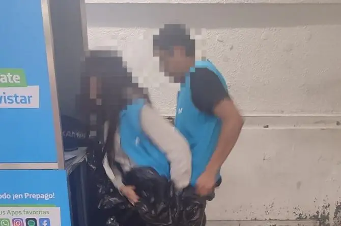 ¡Detenidos! Cachan a pareja teniendo s3x0 en estación del Metro de CDMX (+fotos)