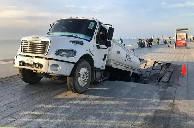 ¡De película! Pipa se hunde en el bulevar Ávila Camacho, en Boca del Río (+video)