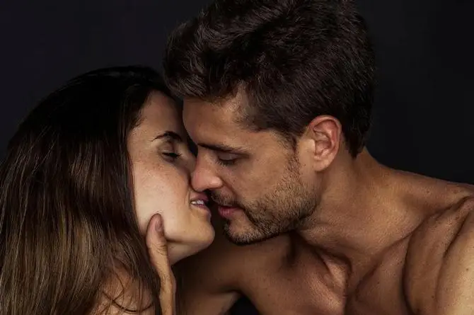 ¡De lengua y saliva! Los 10 tipos de besos más 'hot'