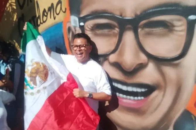 Salsero Charlie Cardona se conmueve por mural en La Huaca, en Veracruz (+fotos)