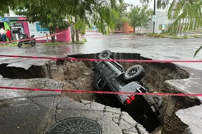 Enorme socavón se traga camioneta de lujo en fraccionamiento de Veracruz (+fotos)