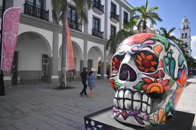 Calaveras gigantes y altar de muertos en el Zócalo de Veracruz (+video)