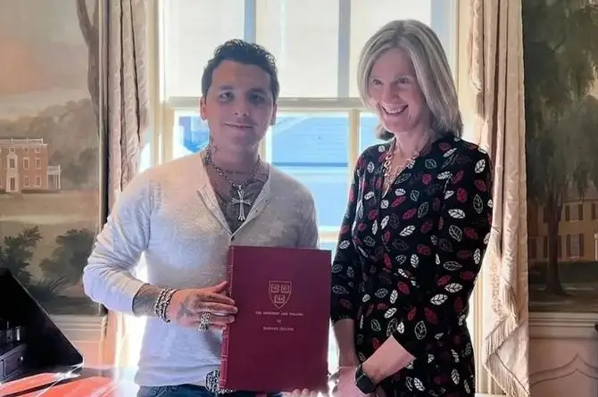 Universidad de Harvard entrega reconocimiento a Christian Nodal