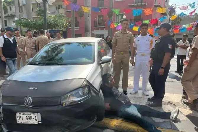 ¡De película! Se mete en sentido contrario, choca con 4 carros y termina golpeado, en Veracruz