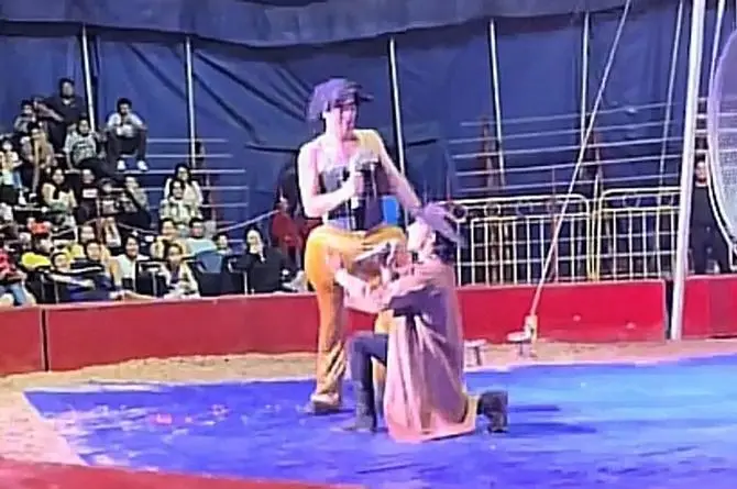 Circo hace parodia de Christian Nodal y Ángela Aguilar y se viraliza (+videos)