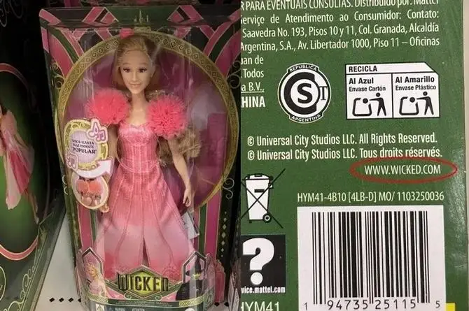 ¡Tremendo error! Difunden dirección de películas 'nopor' en caja de la Barbie 'Wicked'