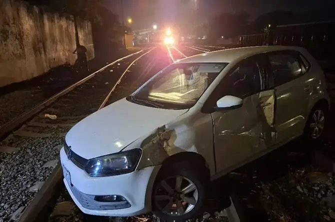 ¡De película! Tren se lleva 'de corbata' un auto, en Veracruz 