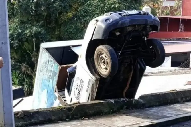 Camioneta queda colgando al precipio ¡Chofer quedó atrapado! en Veracruz