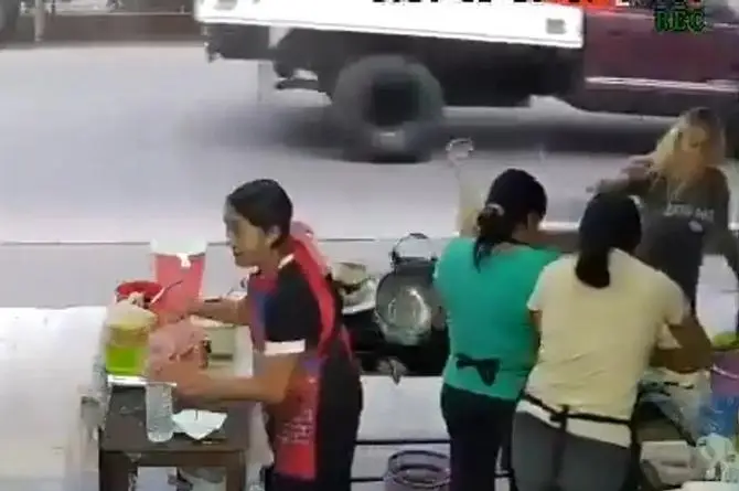 Lanzan paila de aceite hirviendo a mujer en puesto de comida ¡En Veracruz! 