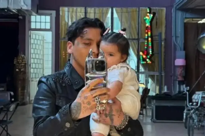 ¡Que tierno! Christian Nodal dedica canción a su hija Inti y recibe fuertes críticas (+video)