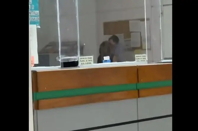 Captan a trabajadores del IMSS en tremendo faje ¡Y los pacientes esperando! (+videos)