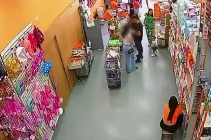 Le explota el celular en el trasero mientras hacía fila en supermercado (+video)