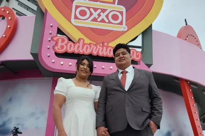 Bodorrio en el 'Oxxo del amor' ¡Hubo pastel, caguamas y copita coqueta! (+fotos)