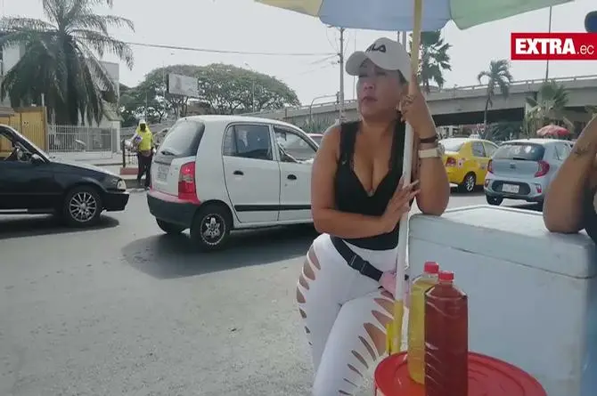 Sensual vendedora “saca el jugo a sus ventas”