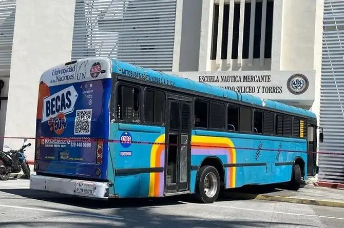 ¡Quería estudiar con todo y camión! Urbano se estrella contra la Náutica de Veracruz  (+video)